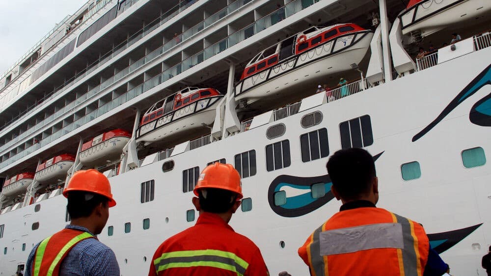 Cruise-Ship-Crew